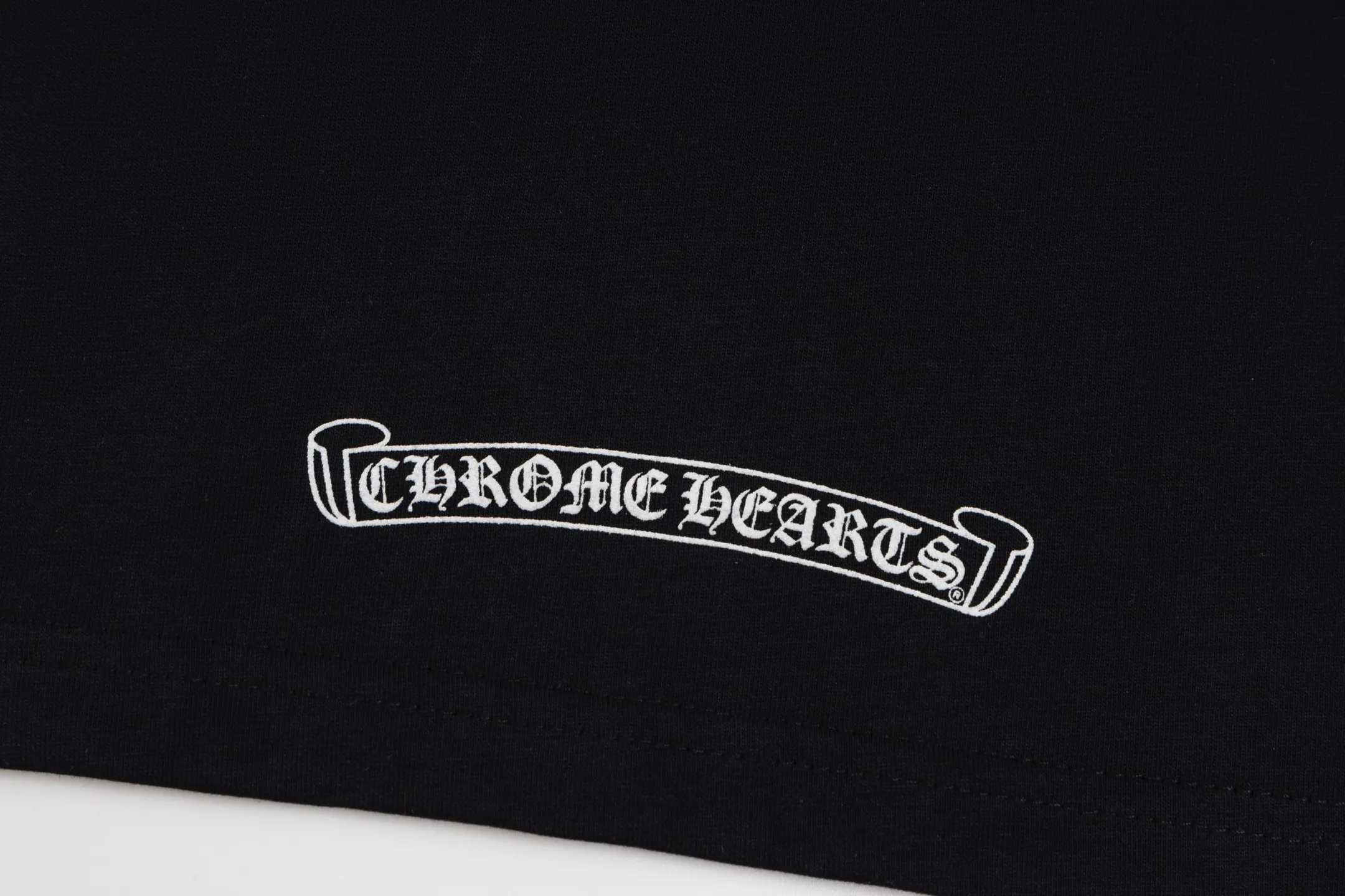 🅿️350 [Exclusive supply] CH Miami limited color cross long sleeves (white) The fabric is made of 26-woven 220-gram high-weight cotton fabric, which is thick and crisp and not easy to deform, with fine texture, breathable and skin-friendly. The design is derived from the CH Miami limited series. The colorful cross print interprets the brand's classic aesthetics, and is trendy and cool with a tension of faith. High-temperature ink printing process, rich color levels and delicate transitions, even large-area complex patterns are still bright and durable without cracking after washing. Size:S-M-L